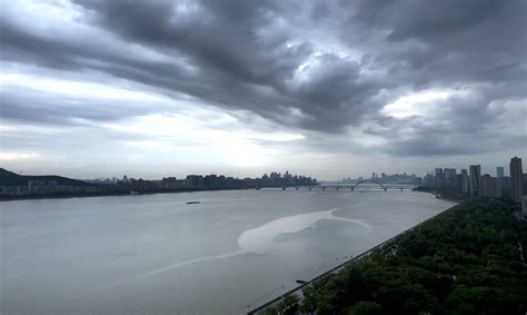 江蘇常州今日午後有雷陣雨，天空忽晴忽曬。